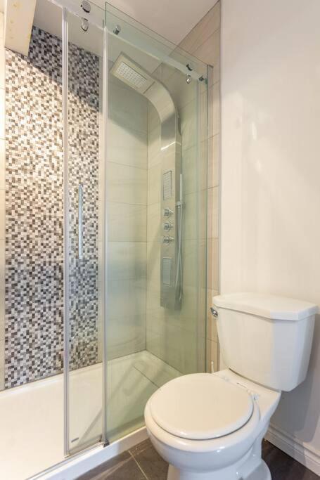 Lovely Rental Unit With Balcony~ Autoroute 40 Монреал Екстериор снимка