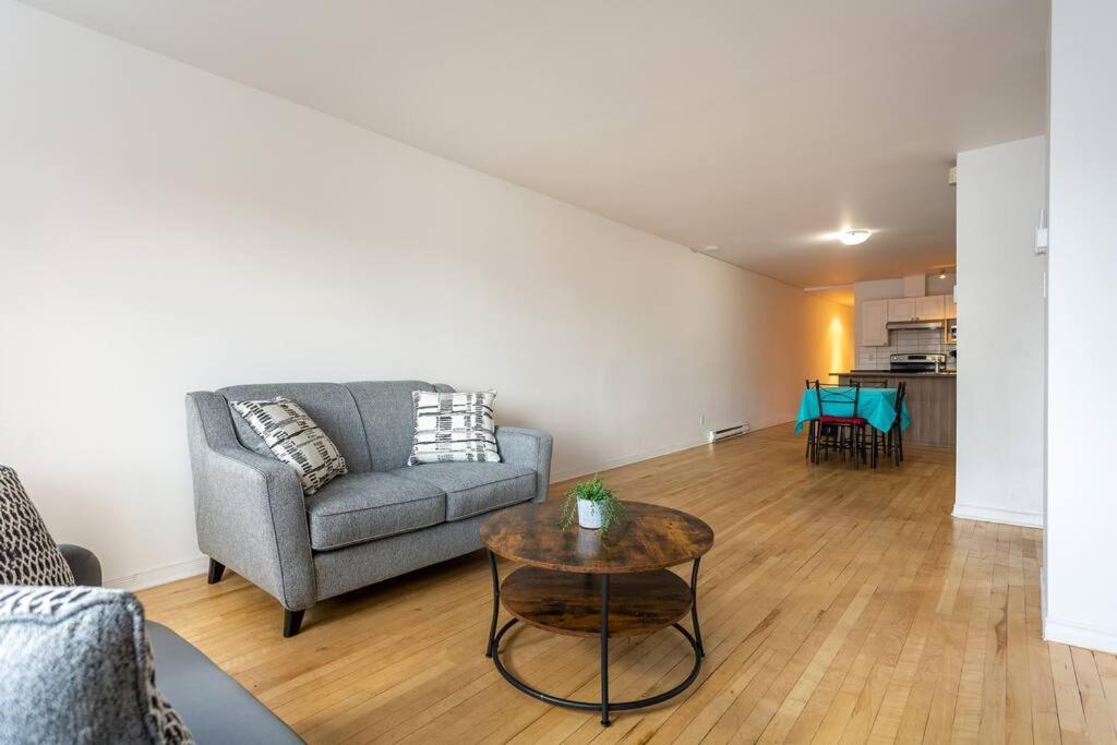 Lovely Rental Unit With Balcony~ Autoroute 40 Монреал Екстериор снимка