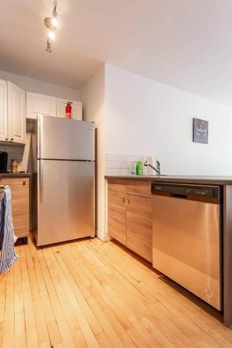 Lovely Rental Unit With Balcony~ Autoroute 40 Монреал Екстериор снимка